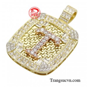 Chiếc mặt dây có thể kết hợp với nhiều mẫu dây chuyền khác nhau để tạo n một phong cách riêng.