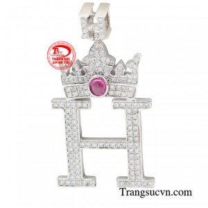 Mặt dây kim cương vương miện không chỉ là một món trang sức quý giá, nó còn mang theo ý nghĩa sâu sắc và tượng trưng cho những giá trị đáng quý.