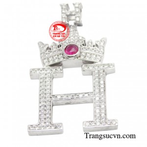 Những viên kim cương lung linh, tỏa sáng trên mặt dây chuyền tạo nên một vẻ đẹp không gì có thể cưỡng lại, thể hiện sự sang trọng và quý phái cho người đeo.