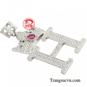 Với giá trị và đẳng cấp của nó, mặt dây chuyền kim cương thể hiện sự quyền lực và tầm quan trọng của người đeo trong mắt mọi người.