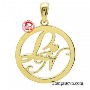 Mặt dây nam chữ L vàng 18k là sự kết hợp giữa hình tròn của mặt dây và chữ L tạo nên một thiết kế hài hòa, mang đậm dấu ấn cá nhân và thể hiện sự tinh tế của người sở hữu. 