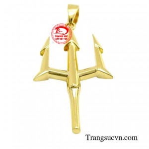 Hình ảnh chiếc mặt dây được làm theo hình của chiếc đinh ba - biểu tượng của sự quyền lực và khí chất của người đàn ông.