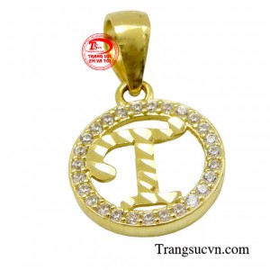 Với thiết kế mặt dây tròn có chữ T đặt ở trung tâm mặt dây tạo điểm nhấn ấn tượng và độc đáo.