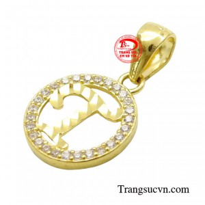 Mặt dây được cách điệu mềm mại, uyển chuyển, thể hiện sự thanh lịch và tinh tế. Hơn thế nữa mặt dây được gắn kết những viên đá cz lấp lánh, tỏa sáng rực rỡ giúp nàng thu hút mọi ánh nhìn. 