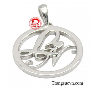 Mặt dây hình tròn kết hợp với khắc chữ L tạo nên cảm giác thanh lịch và dễ dàng kết hợp với nhiều phong cách thời trang.