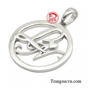 Việc khắc chữ L có thể là tên của một nguời đặc biệt hoặc đó là một kỉ niệm đáng nhớ mà họ muốn khắc ghi.