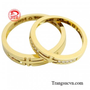 Nhẫn cưới kim cương thánh giá biểu tượng của đức tin, hy vọng và tình yêu bất diệt, mang ý nghĩa sâu sắc về sự gắn kết và bảo vệ trong hôn nhân.