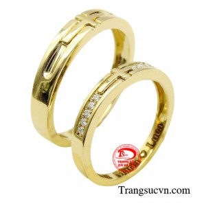 Với thiết kế đơn giản, bên đai nhẫn được gắn những viên kim cương sáng lấp lánh thể hiện cho một tình yêu vĩnh cửu, là lời hứa cho sự chung thủy và niềm tin vun đắp cho tương lai sau này.