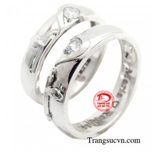 Biểu tượng thánh giá trên nhẫn không chỉ đại diện cho niềm tin và sự bảo vệ của Thiên Chúa mà còn là lời cam kết thiêng liêng về tình yêu, sự trung thành và bền vững trong hôn nhân.