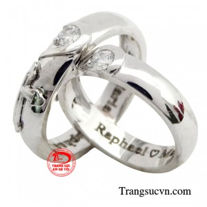 Nhẫn cưới thánh giá vàng trắng trái tim là sự lựa chọn hoàn hảo cho các cặp đôi.