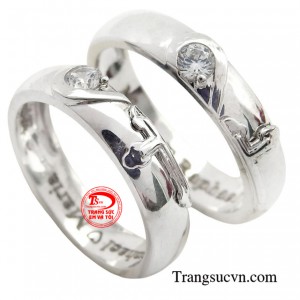 Với thiết kế đơn giản, cặp nhẫn cưới vàng trắng vẫn cực kỳ thu hút với viên đá chủ cùng 2 nửa mảnh ghép trái tim.