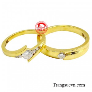 Nhẫn cưới vàng 18k son sắc là món quà dành tặng cho các cặp đôi trong ngày trọng đại của mình.