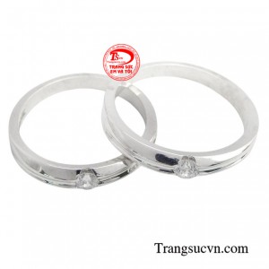 Nhẫn cưới vàng trắng 10k son sắc được thiết kế đơn giản, sang trọng và tinh tế.
