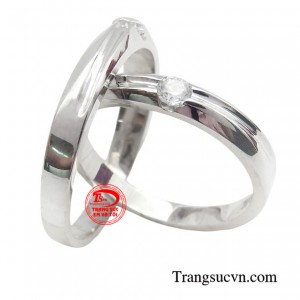Mẫu nhẫn cưới vàng trắng đang là mẫu trang sức xu hướng được các cặp vợ chồng yêu thích.