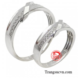 Nhẫn cưới là biểu tượng cho tình yêu của hai người không bao giờ đổi thay, cùng nhau vun vén cho hạnh phúc gia đình êm ấm.