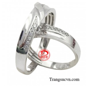 Nhẫn cưới vàng trắng son sắc với kiểu dáng đơn giản nhưng vô cùng sang trọng và ấn tượng sẽ đồng hành cùng các cặp đôi.