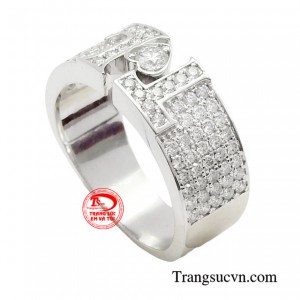 Mặt nhẫn được thiết kế đơn giản với một viên kim cương chủ và nhiều viên kim cương nhỏ bao quanh.