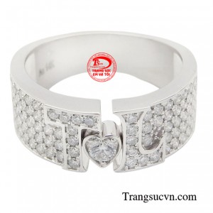 Kim cương biểu tượng cho một tình yêu vĩnh cửu, vì thế sở hữu một chiếc nhẫn kim cương không chỉ giúp các anh thêm đẹp hơn mà nó còn là biểu tượng của sự sang trọng và phong cách của người sở hữu qua màu sắc lấp lánh của viên kim cương.