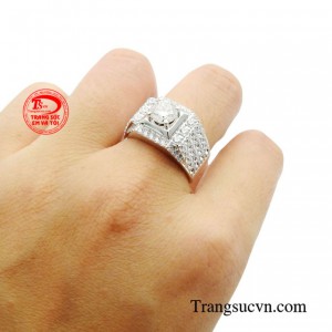 Đá moisanite có vẻ đẹp lấp lánh không kém gì kim cương, vì thế mà sở hữu một chiếc nhẫn này trên tay giúp các anh tự tin thể hiện khả năng của mình trước đám đông cũng như luôn may mắn thành công trong cuộc sống.