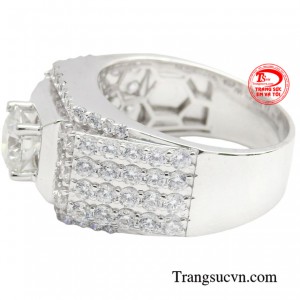 Điểm nổi bật của chiếc nhẫn là vẻ đẹp lấp lánh của những viên đá moisanite được gắn lên hai bên đai nhẫn.