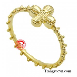 Nhẫn nữ thanh mảnh vàng 14k được chế tác đơn giản nhưng không kém duyên dáng giúp cho các cô nàng thêm tự tin hơn.