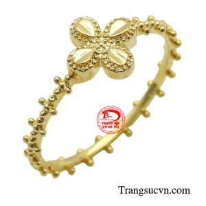 Chiếc nhẫn nữ được chế tác tinh xảo trên từng đường nét, ở mọi góc cạnh của sản phẩm, cùng sự kết hợp hài hòa từng chi tiết, kiểu dáng, mang đến phong cách độc đáo và đẳng cấp cho phái đẹp.