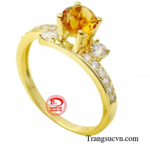 Nhẫn quý cô kiêu sa là một tác phẩm nghệ thuật tinh xảo, kết hợp hoàn hảo giữa vẻ đẹp tự nhiên của viên đá chủ thạch anh vàng và sự sang trọng của vàng 18k.