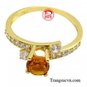 Chính vì vậy quý cô sở hữu chiếc nhẫn trên tay luôn cảm thấy mình tươi trẻ, lạc quan, yêu đời.