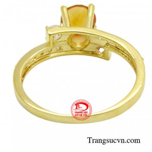 Với kiểu chế tác đơn giản rất hợp với xu hướng của thời trang nên bất kì người phụ nữ nào cũng có thể đeo được.