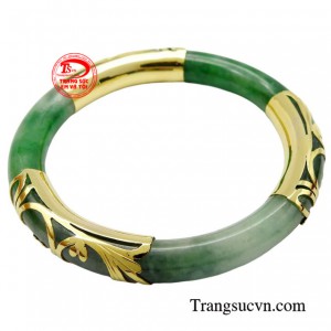 Ngọc cẩm thạch mang tới may mắn và an bình cho người dùng.