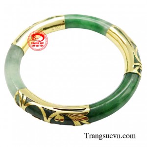 Vòng cẩm thạch bọc vàng giúp cho chiếc vòng trở nên càng sang trọng và quý phái hơn.