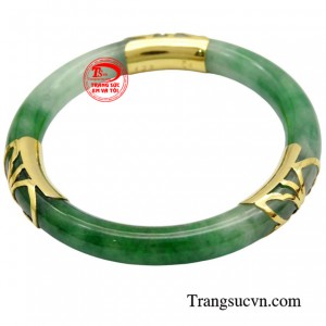 Vòng ngọc bọc vàng quý phái với các nét vân đá độc đáo, mang đến vẻ đẹp sang trọng và quý phái. 