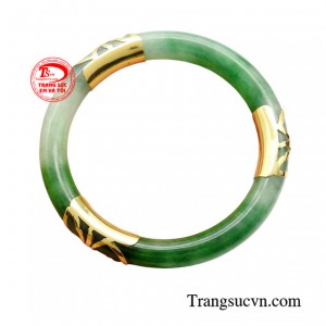 Ngọc cẩm thạch được xem là biểu tượng của sự thanh cao, thuần khiết và mang lại may mắn, bình an cho người đeo.