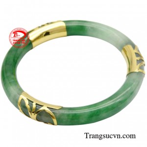 Với sự kết hợp hoàn hảo giữa ngọc cẩm thạch và vàng 18k tạo nên một món trang sức đẳng cấp và sang trọng, thể hiện gu thẩm mỹ tinh tế của người sở hữu.