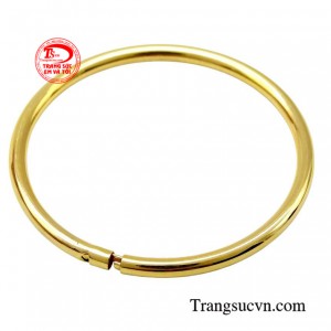 Chiếc vòng được chế tác đơn giản rất phù hợp với làn da nhạy cảm của các bé.