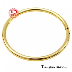 Chiếc vòng tay sẽ là món quà cùng bé lớn lên theo thời gian.