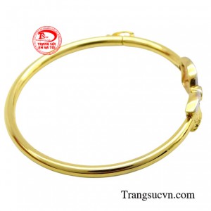 Chiếc vòng tay là món quà tuyệt vời mà bố mẹ muốn gửi gắm vào đó cho con yêu của mình.