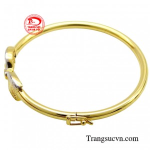 Lắc tay được thiết kế hình nơ xinh xắn dễ thương phù hợp cho các bé gái nữ tính.