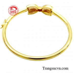 Sản phẩm được chế tác từ vàng 10k chuấn chất lượng cao. 