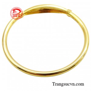 Chiếc vòng tay là món quà mà bố mẹ muốn gửi gắm vào đó những lời yêu thương đến đứa con của mình.