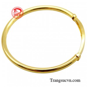 Khóa của chiếc vòng được thiết kế đơn giản, dễ dàng mở ra và đóng lại đem lại cảm giác an toàn, thoải mái cho bé khi đeo.