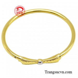 Vòng tay vàng bé yêu được thiết kế nhẹ nhàng với hình chiếc lơ xinh xắn giúp cho các bé hứng thú khi đeo.