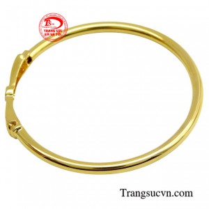 Chiếc vòng là món quà mà bố mẹ muốn dành tặng cho con yêu của mình vào những ngày thôi nôi, đầy tháng theo phong tục của người Việt.