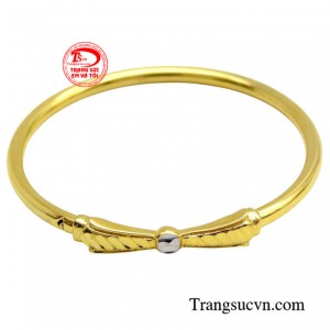 Chiếc lắc tay sẽ cùng bé lớn lên theo năm tháng, cùng những cuộc hành trình đầy khám phá.