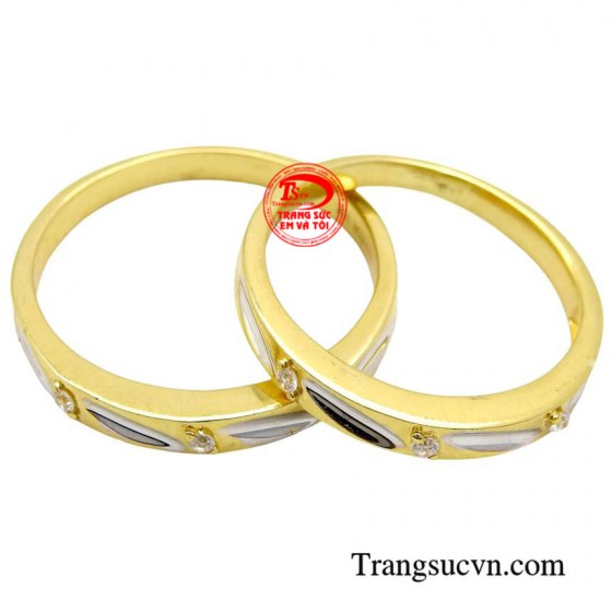 Cặp nhẫn cưới hạnh phúc yêu thương