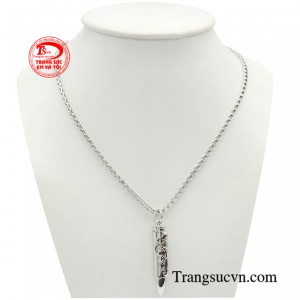 Bộ mặt dây nam vàng trắng dũng mãnh được thiết kế ôm trọn vòng cổ mang lại cảm giác dễ chịu cho người đeo.