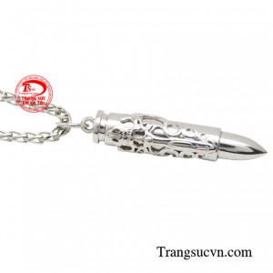 Sản phẩm được chế tác tỉ mỉ dưới đôi bàn tay khéo léo của thợ kim hoàn đã tạo nên một bộ dây chuyền phù hợp với các anh.