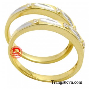 Với chất liệu vàng 10k cùng với đôi bàn tay khéo léo của thợ kim hoàn đã tạo ra một cặp nhẫn cưới bền đẹp theo thời gian.