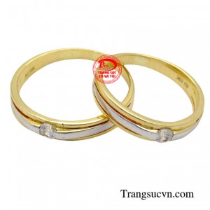 Cặp nhẫn cưới son sắc được chế tác trên chất liệu vàng 10k mang lại độ bền đẹp và sáng bóng theo thời gian.