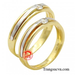 Điểm nổi bật của cặp nhẫn cưới là viên đá chủ CZ sáng lấp lánh làm nổi bật và thu hút mọi ánh nhìn đối với người xung quanh.